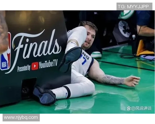 足球明星遭遇球迷恶搞现场被丢鞋子引发热议与反思